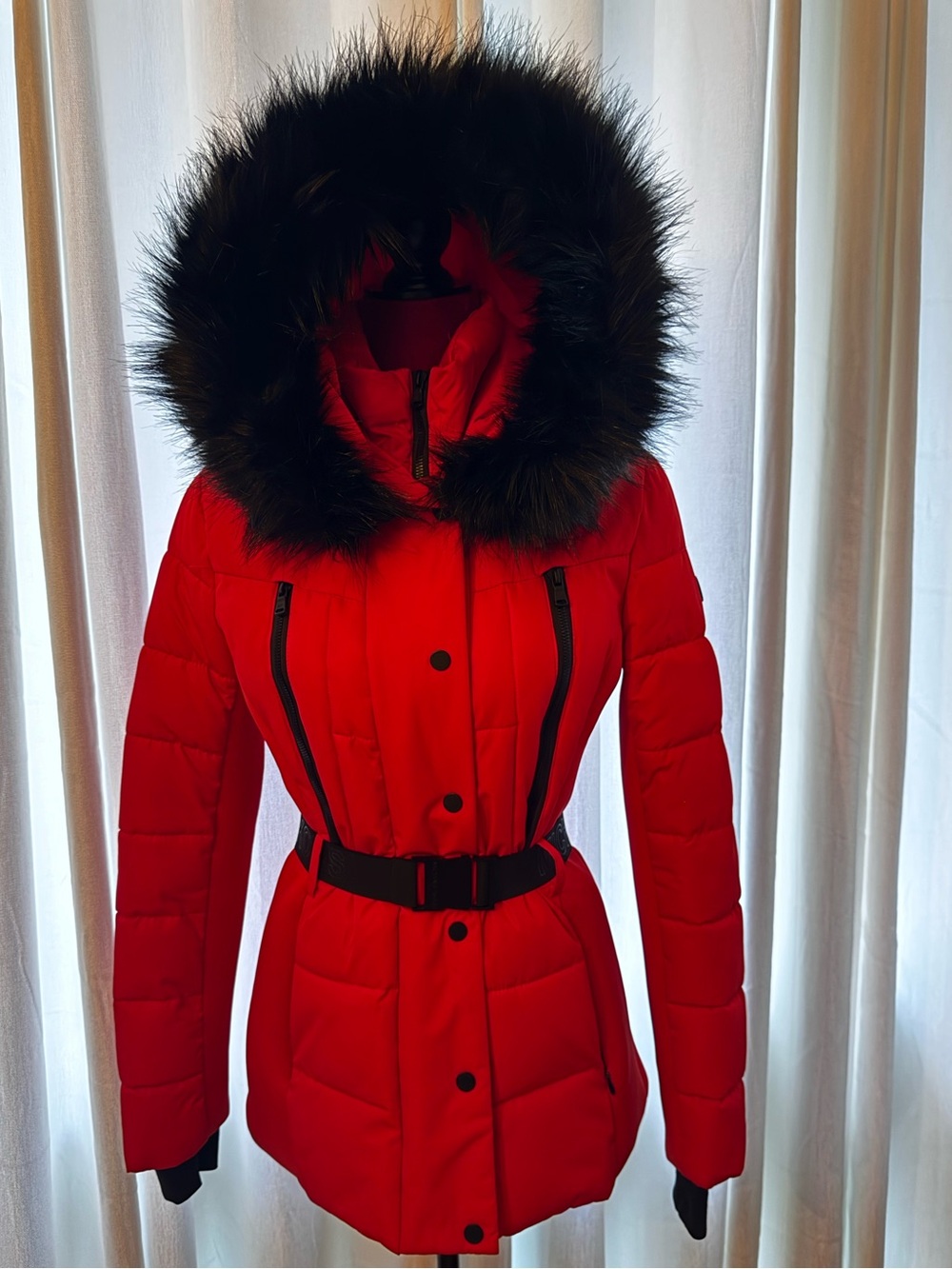 MICHAEL Michael Kors Belted Bibbed Hooded Puffer Coat in red, XS